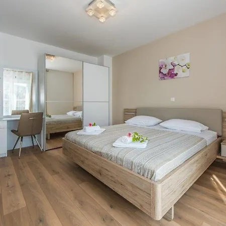 Ferienhaus Fur 10 Personen In Sibenik, Dalmatien Norddalmatien Holiday home Sibenik