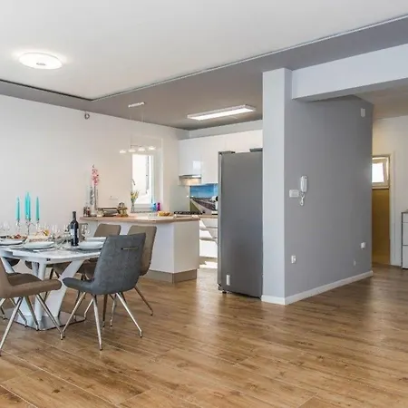 Ferienhaus Fur 10 Personen In Sibenik, Dalmatien Norddalmatien *