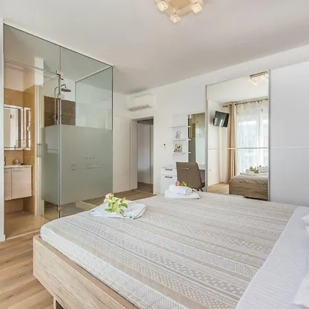 Ferienhaus Fur 10 Personen In Sibenik, Dalmatien Norddalmatien Holiday home *