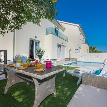 Ferienhaus Fur 10 Personen In Sibenik, Dalmatien Norddalmatien * Sibenik